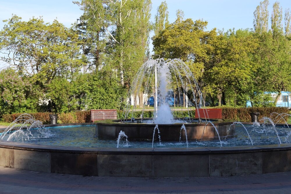 
Фонтан в сквере перед гостиницей. Как все таки хорошов 8 часу выйти прогулятся.