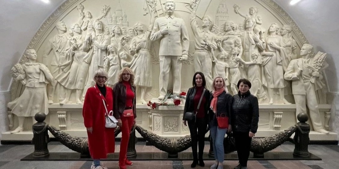К барельефу со Сталиным в московском метро несут цветы