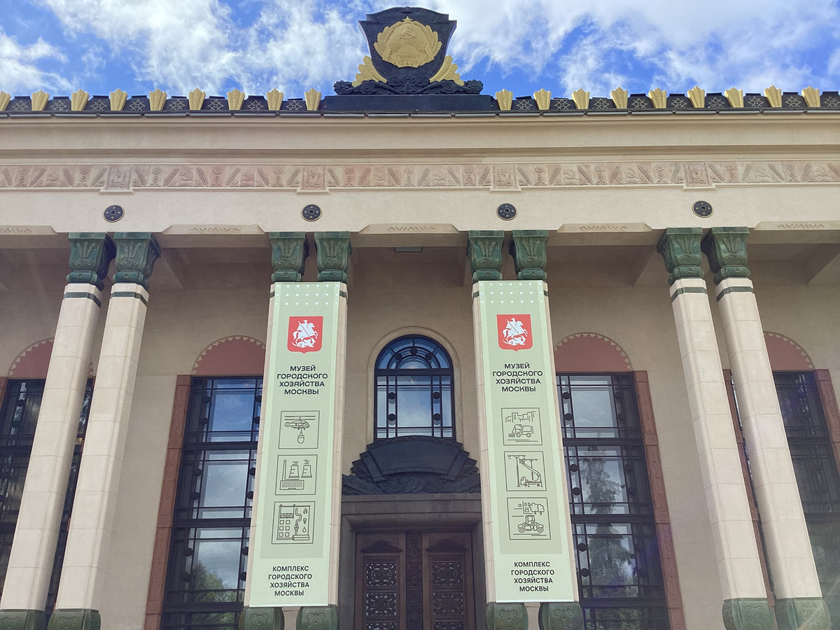 Фасад внушителен, а вот такие сдвоенные колонны я нигде еще не видела