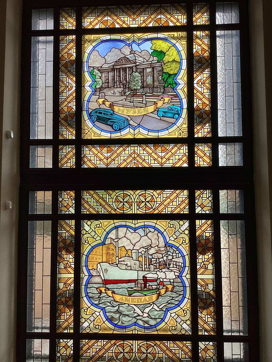 Витражи полностью восстановлены.