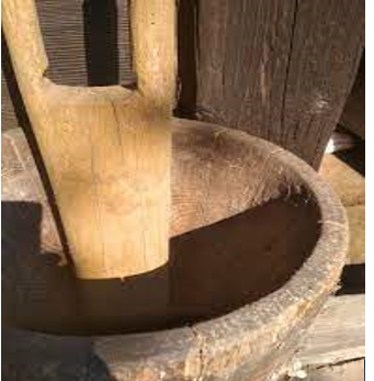 Деревянная ступка. В зависимости от назначения ступки были разного размера. В них толкли картофель, соль, зерно. У мужчин были отдельные ступки для табака