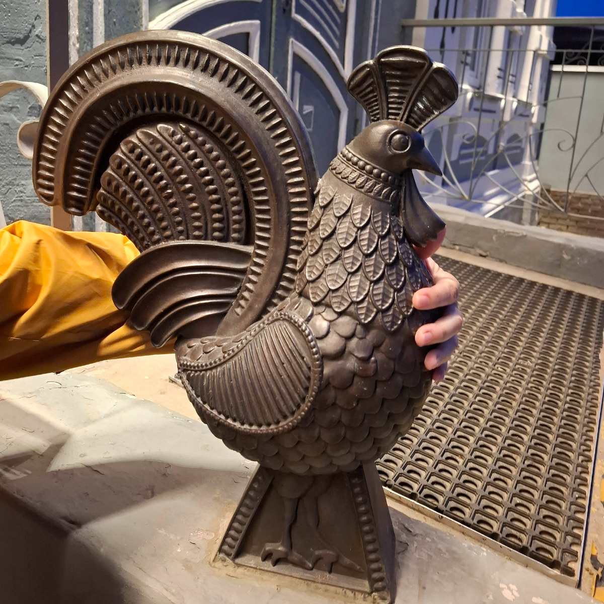 Петушок на ступенях музея «Городецкий пряник» (ул. Ленина, 2). Фото автора.