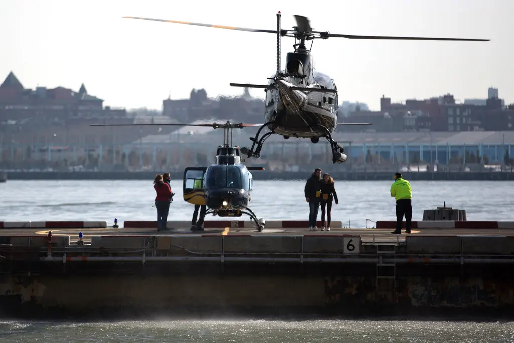Экскурсии на вертолётах, популярные среди туристов в таких городах, как Нью-Йорк, привлекли внимание к тому, как они регулируются. Фото: Кевин Хаген для The New York Times