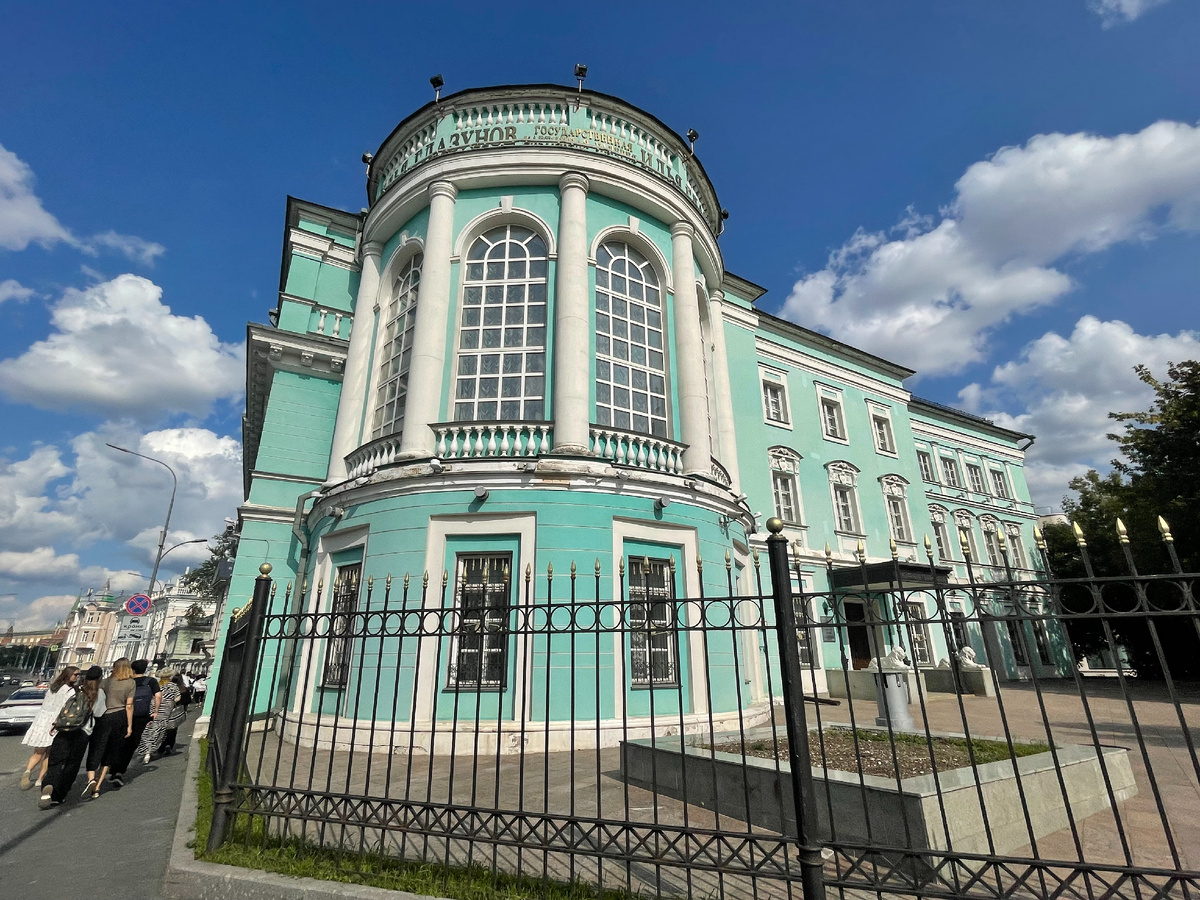 Здание галереи и интерьеры. Листайте галерею