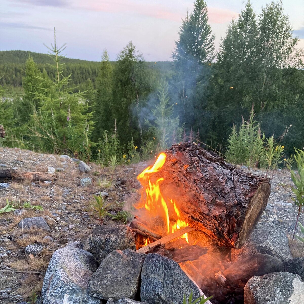 Когда солнце не уходит — огонь всё равно нужен.
