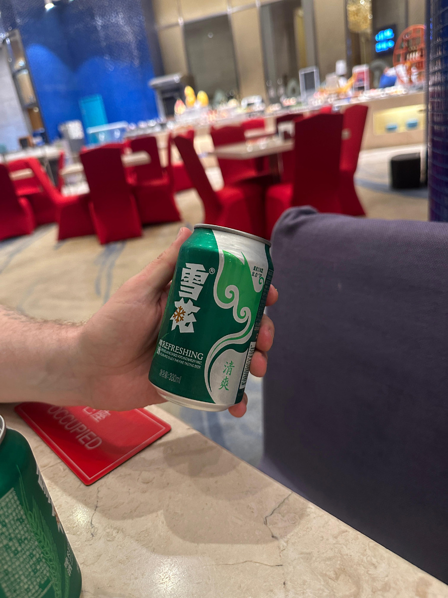 Никита К. (наш парень) в свадебном путешествии в Китае. Прислал фото, это популярный местный слабоалкогольный напиток, 9 градусов вроде бы