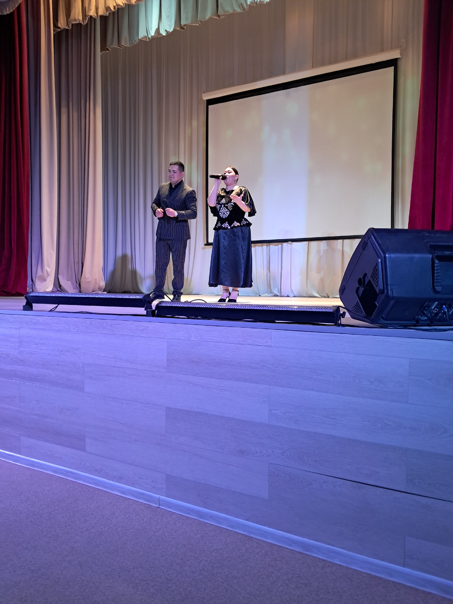 Тимур и Анара Кайбалиевы- ведущие концерта.