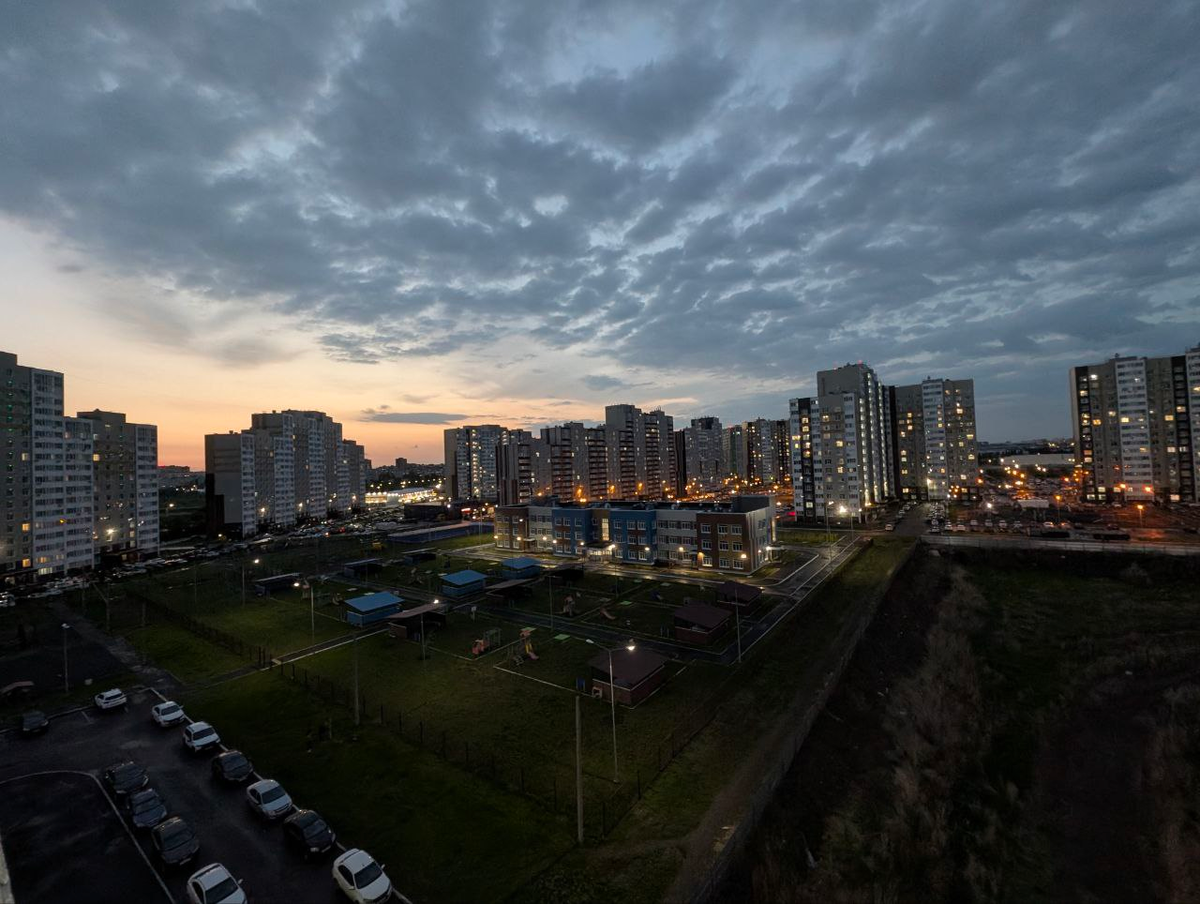 Вид из окна детской на садик