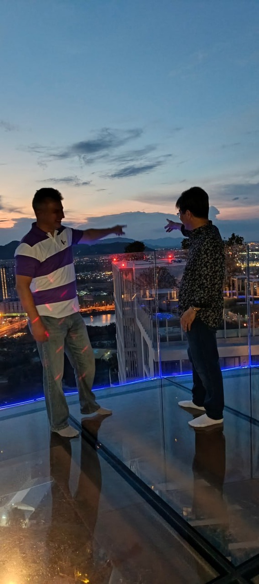 Журналист Царьграда и посол Таиланда в России обсуждают планы развития Хуа Хина на стеклянной крыше отеля. Фото: Сергей Синченко.