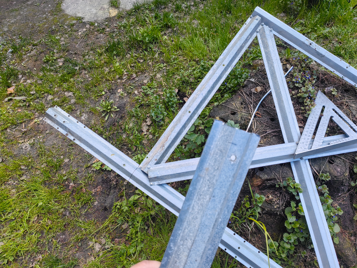 Укоротили двери. А из остатков сделали форточки. 