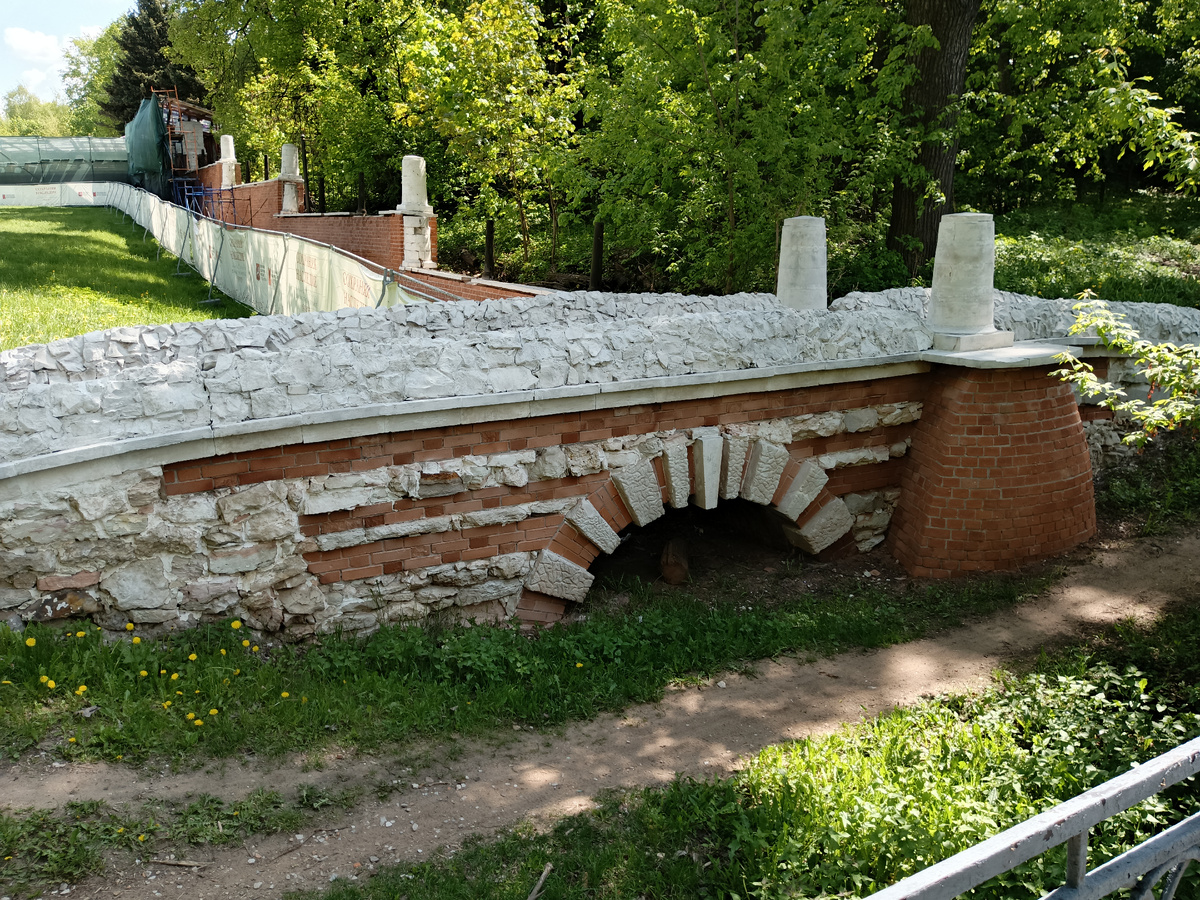 Гротесковый пешеходный мост.