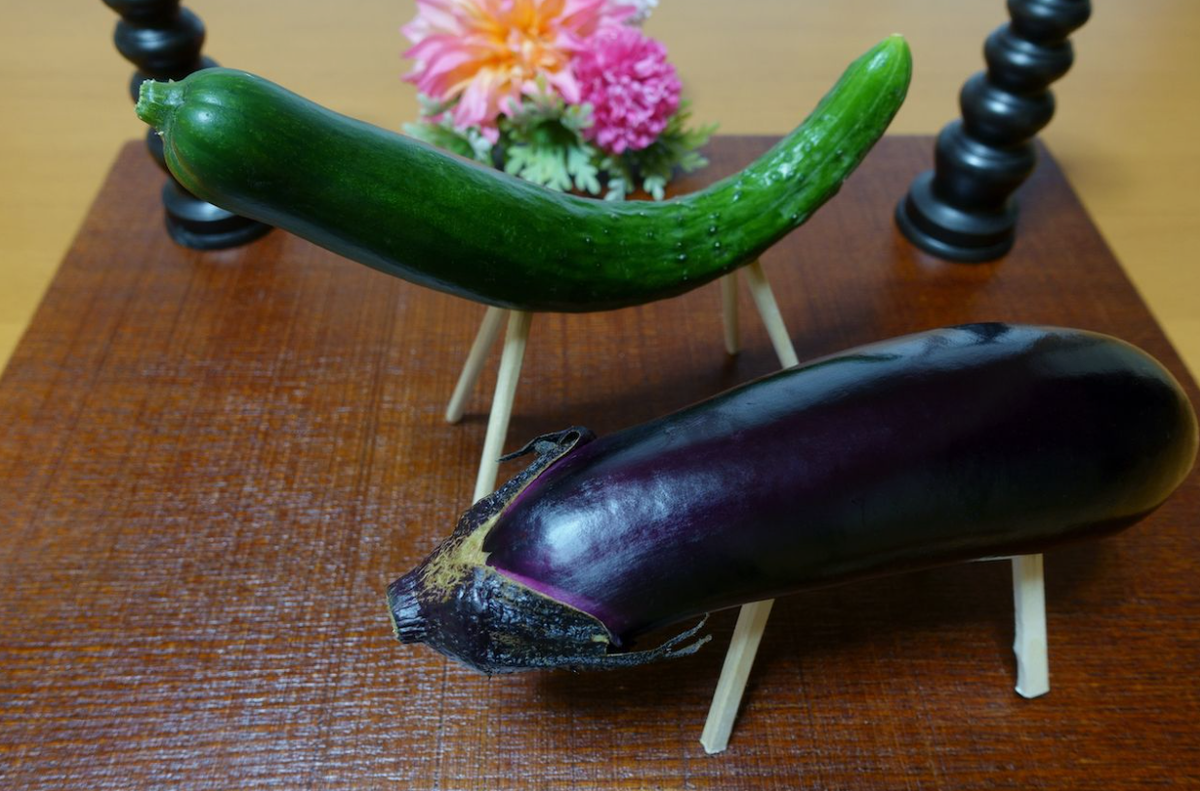 Какой резвый и задорный огурец, идеально!