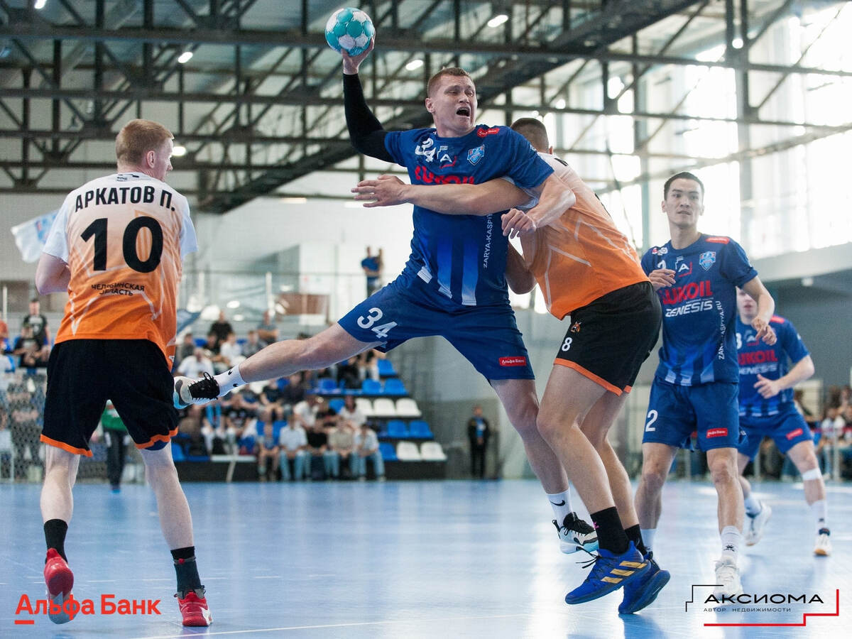    Астраханец Дмитрий Шелестюков в атаке