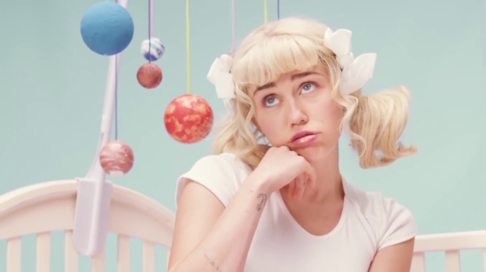    Почему ВЗРОСЛЫЕ россияне играют в LEGO и боятся ипотеки