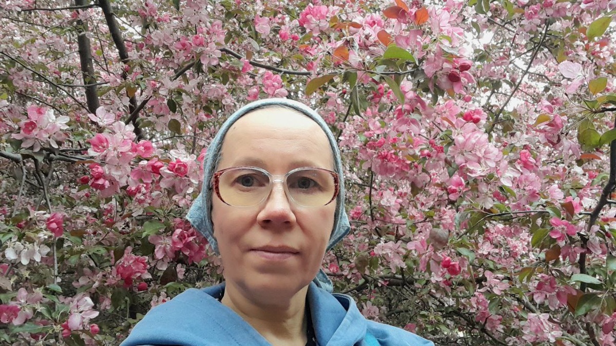 Зоя в яблонях.