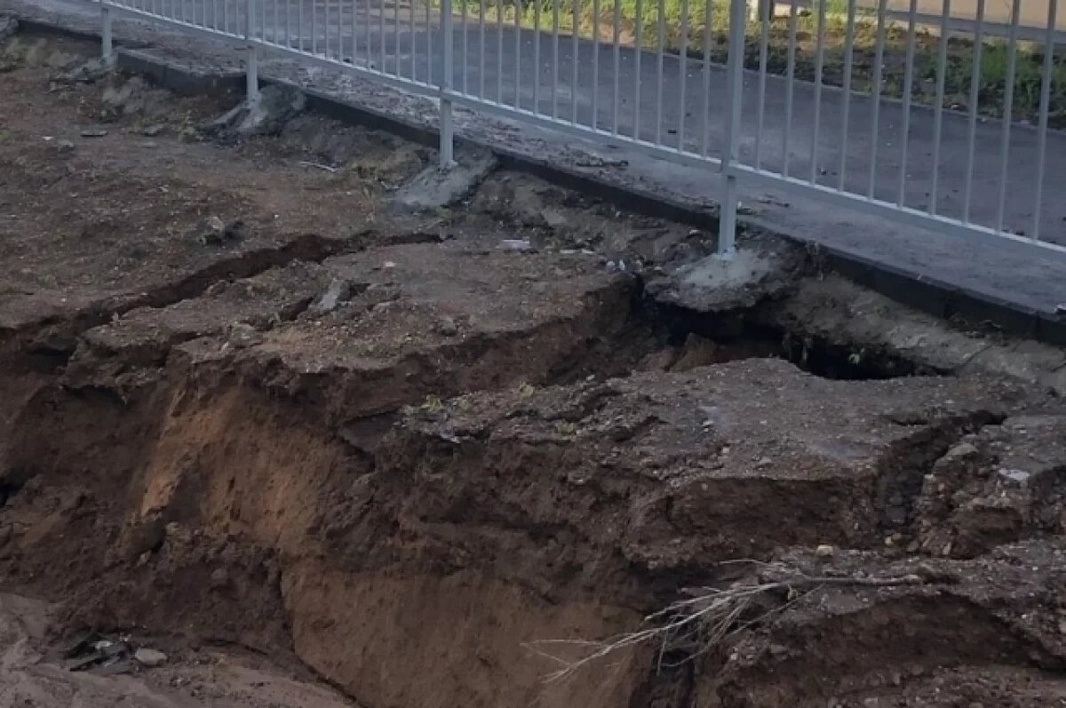    Миллионы смыло дождем.