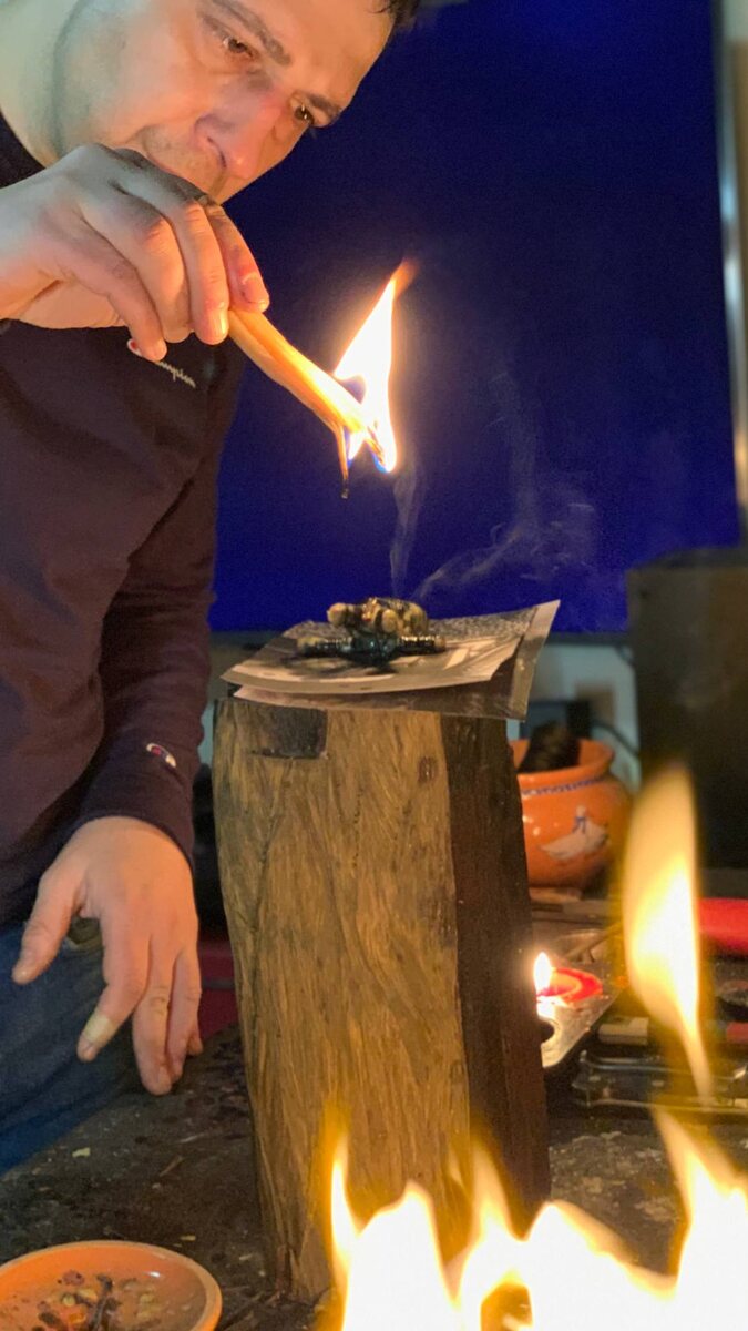 Происхождение вуду берет начало в древнем африканском королевстве Дагомея (современный Бенин). Само слово «вуду» переводится как «дух».

Формирование культа произошло в период с 1500 по 1860 годы, когда миллионы африканцев были вывезены в рабство. Особенно много рабов оказалось на острове Гаити. Там африканские верования смешались с католицизмом, образовав уникальный культ вуду. После освобождения рабов многие практики вуду распространились в Америку.

Основа верования. заключается в вере в невидимый мир, населенный духами, ангелами и душами предков. Связующим звеном между мирами выступают жрецы (хунганы), которые во время церемоний позволяют духам вселяться в свое тело. Общение происходит через молитвы, музыку и танцы.

Магические практики включают использование различных предметов:
Куклы Вуду - изначально служили талисманами для лечения и защиты от проклятий. Их также использовали для связи с умершими родственниками
Пвен - специальные фигурки-помощники, напоминающие человечков, для призыва духов
Гри-гри - особые талисманы в виде мешочков с травами, костями животных и заклинаниями. В них часто добавляют личные вещи владельца для установления связи с духовным миром

Известная представительница культа вуду - Мари Лаво, прозванная королевой вуду. Родившаяся в 1801 году в Новом Орлеане, она прославилась как целительница и предсказательница. Мари проводила ночные церемонии, вызывала духов и пользовалась большой популярностью как среди бедных, так и среди богатых.

Сегодня вуду продолжает существовать как синкретическая религия, сочетающая африканские традиции с элементами христианства и местными верованиями.