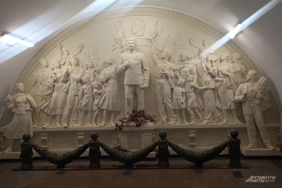    В метро появилась скульптурная композиция с Иосифом Сталиным.