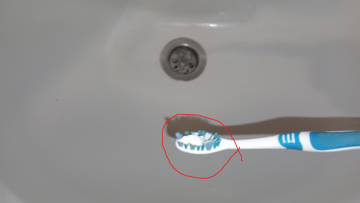 Сколько наносить зубной пасты на щётку? Короче говоря, не нужно выдавливать на щётку полоску зубной пасты во всю длину, чуть-чуть будет достаточно.