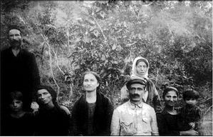 Слева направо: отец Илия Диамантидис (стоит), приемная дочь Элпиника, супруга Сотириа, дочь Любовь (монахиня Мария), Костас Кириакидис с сестрой, дочерью и внучкой