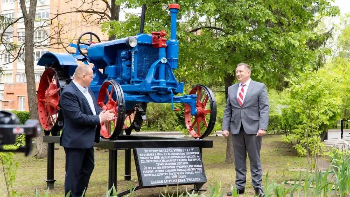 Фото: kursksau.ru / пресс-служба Курского ГАУ
Во дворе Курского ГАУ установили легендарный трактор «Универсал», на котором работали в послевоенные годы