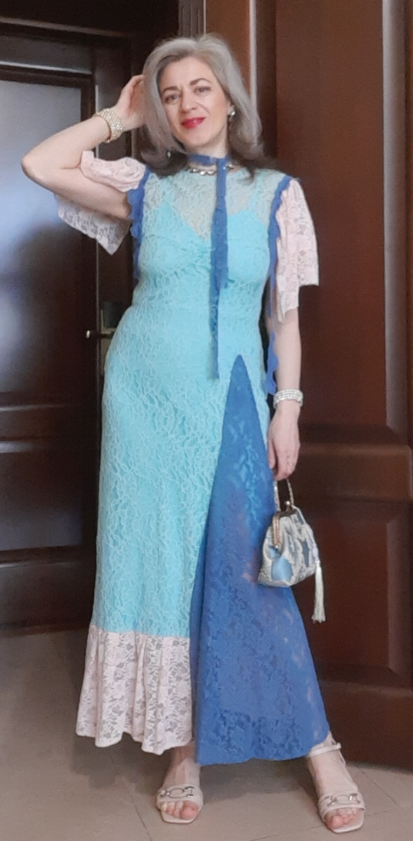 Платье из кружева с кружевным декором.