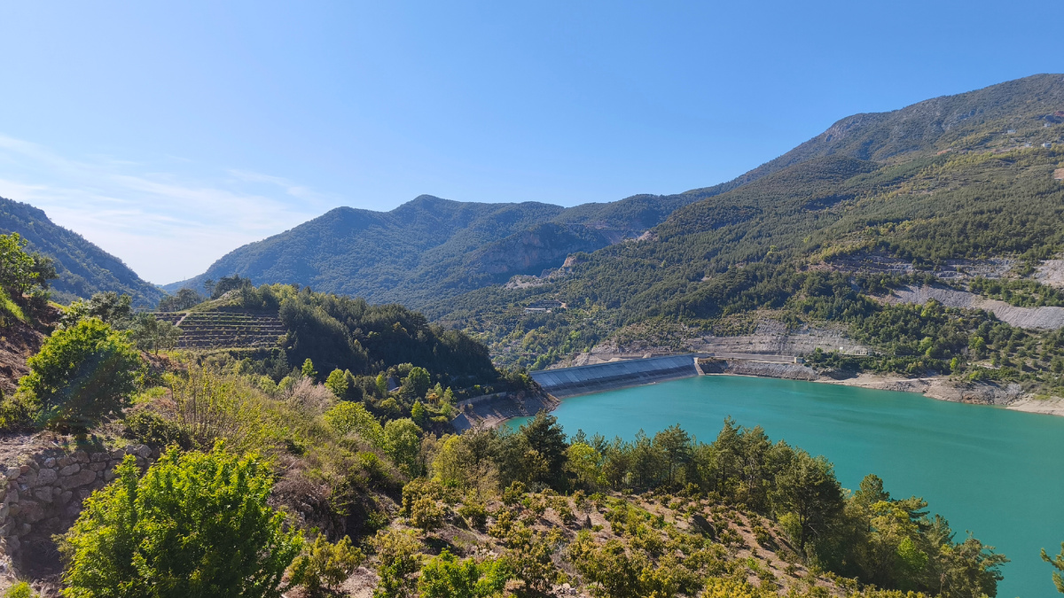 Водохранилище Дим и плотина, которая перекрывает реку Дим-Чай.