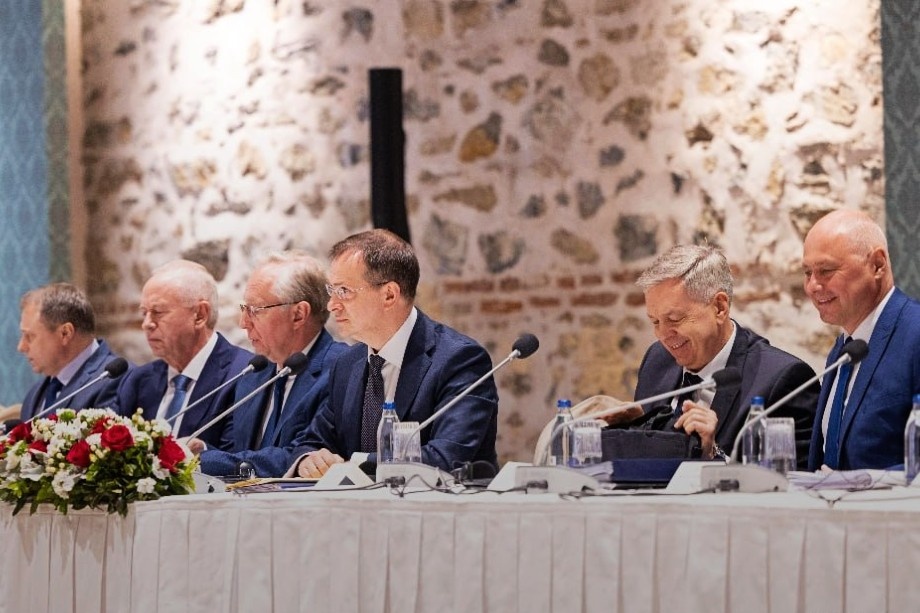 Российская делегация во время переговоров в стамбульском дворце Долмабахче. | Фото: МИД Турции