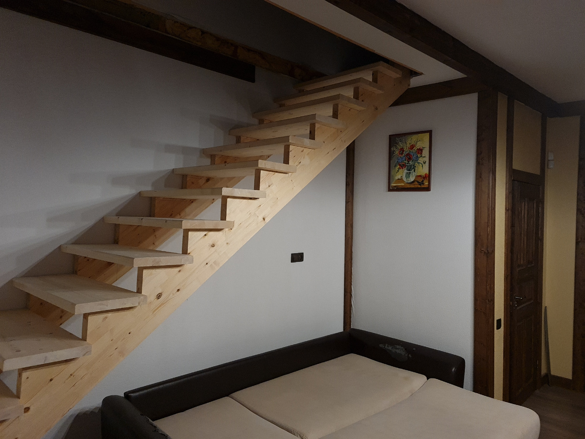 "Тетива" выпиливается "лесенкой" и становится "косоуром"))