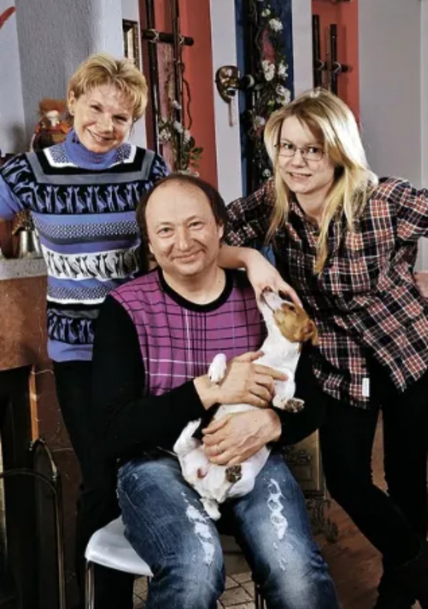 Юрий с женой и дочерью.