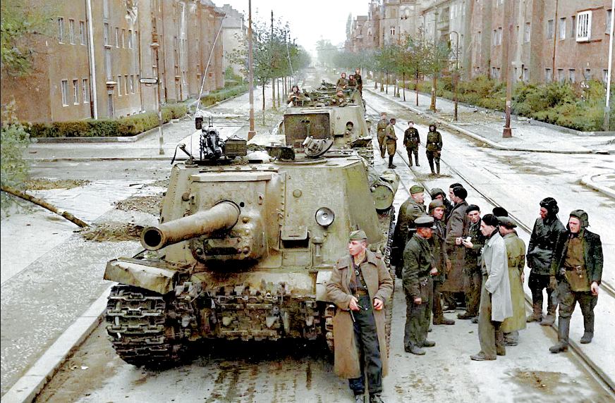 Наши в пригороде Берлина, 1945 г.