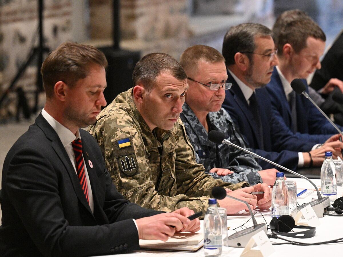    Участники украинской делегации на переговорах между делегациями России и Украины в Стамбуле© РИА Новости / Рамиль Ситдиков