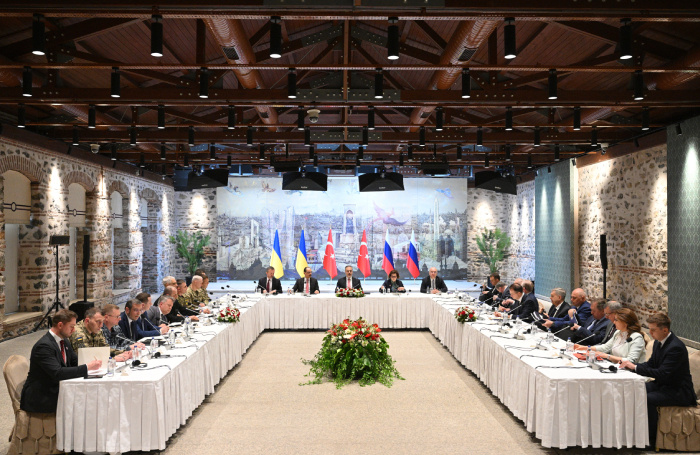    Стамбул. Делегации России и Украины во время переговоров в рабочем офисе президента Турции Долмабахче.Рамиль Ситдиков/POOL/ТАСС