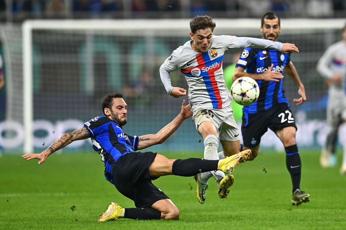 Один из моментов ответного матча Интер : Барселона