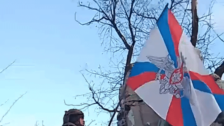    Слава русским воинам: над центром Авдеевки развевается двуглавый орёл. GIF: видео с ТГ-канала Царьграда