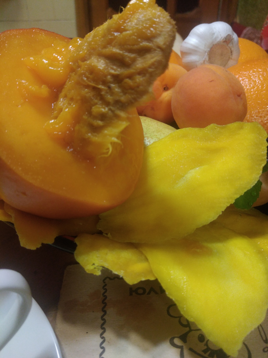 Манго на фруктовое блюдце. Фото автора канала на кухне