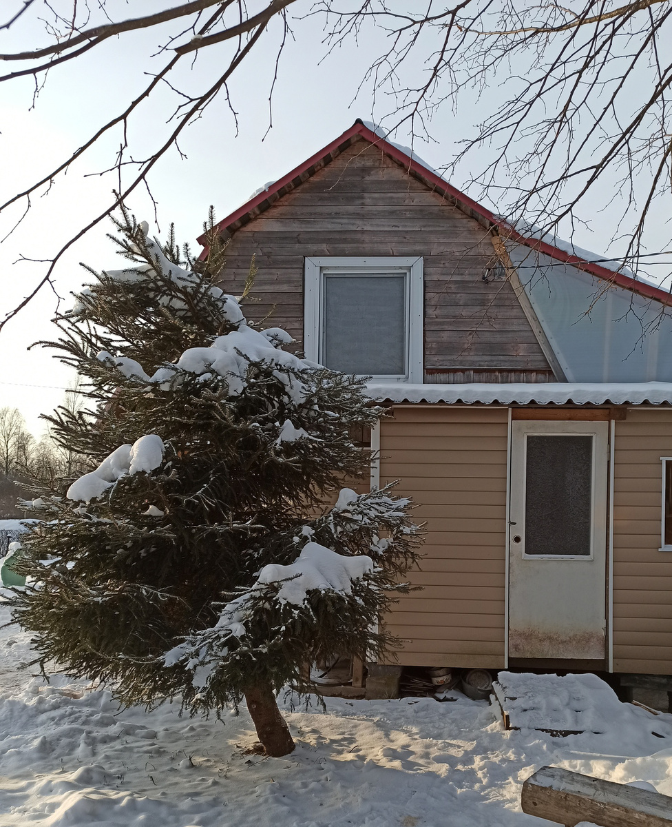 Обычный дачный дом, сделанный из того, что нашлось в 90-е годы