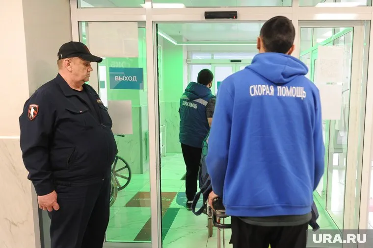 До приезда «Скорой помощи» приставы помогали эпилептику
Фото: Вадим Ахметов © URA.RU