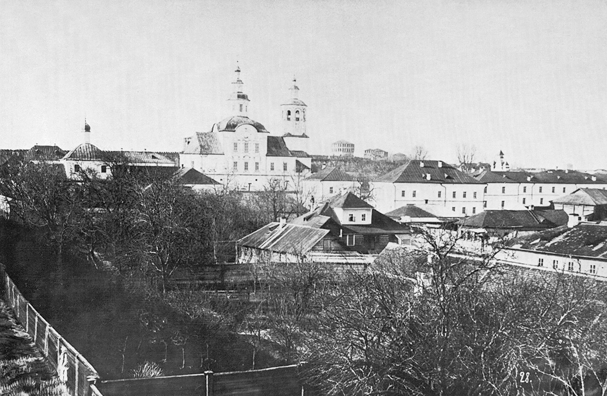 Авраамиевский монастырь. Справа от Преображенского собора видны здания Духовного училища, а слева от собора - Введенская церковь (1765, не сохранилась). 1870-1890 годы.