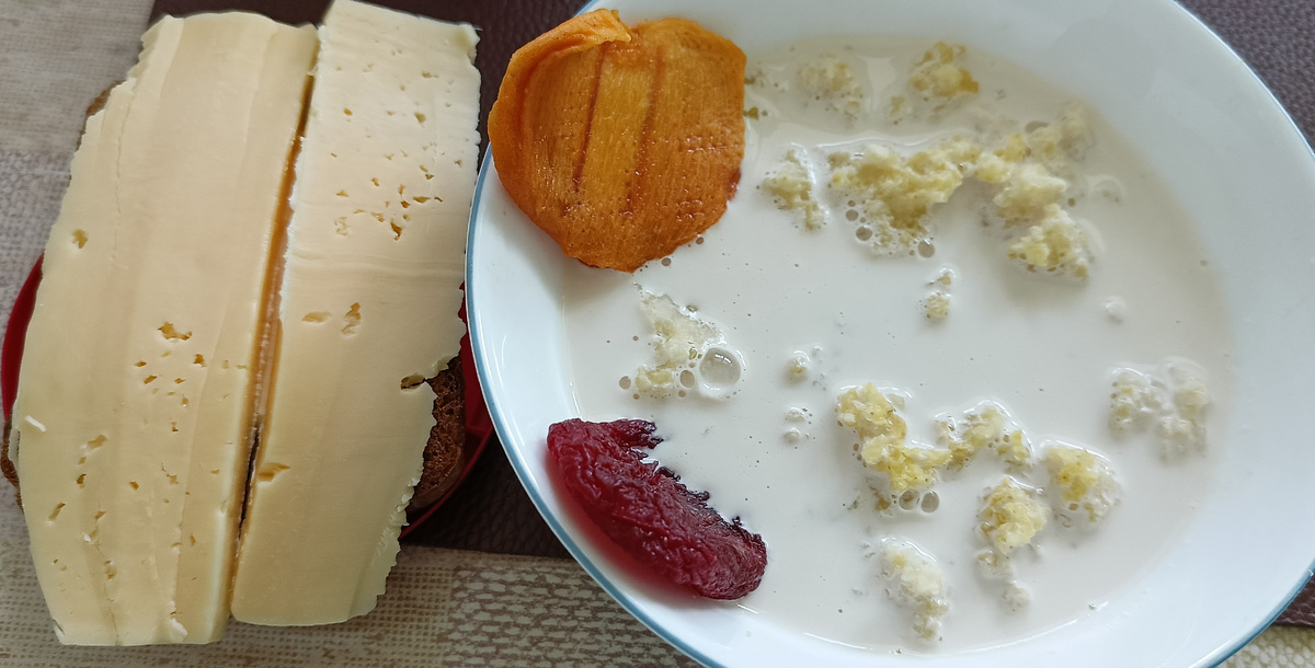 Каша и бутерброд с сыром. 