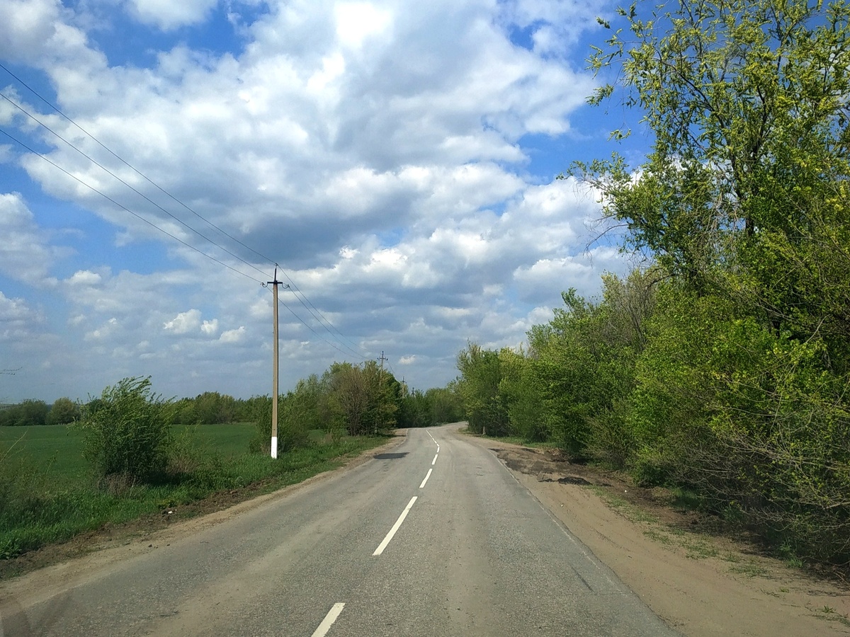 Эта дорога идёт параллельно трассе. Фото автора. 
