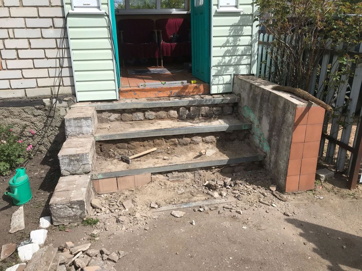 Крыльцо после первых часов работы