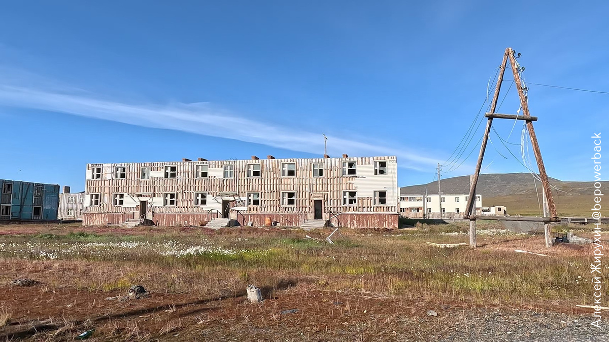 Вот он, заброшенный Янранай. Приехали посмотреть, как тут дела.