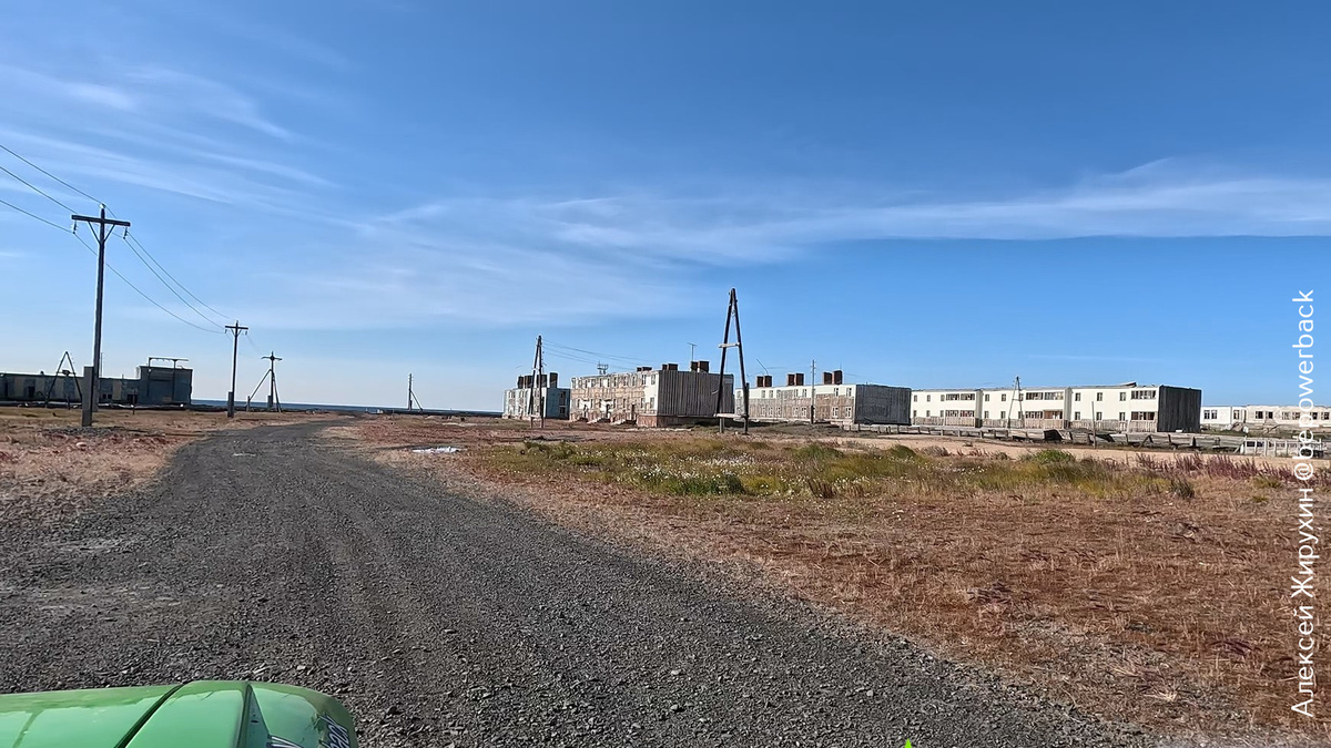 Целый заброшенный мир... Когда-то здесь жили люди, а теперь – тишина и разруха