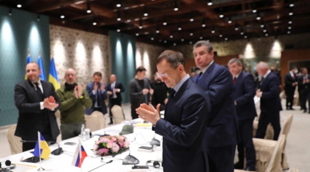                           Чему хлопать - непонятно! 