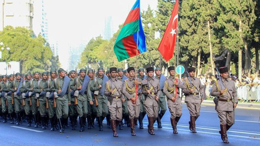 Современная реконструкция турецких войск в Закавказье 1918 г. на военном параде наших дней в Баку.