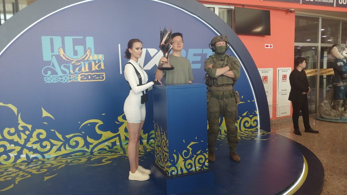     Зритель с косплеером и трофеем PGL Astana 2025