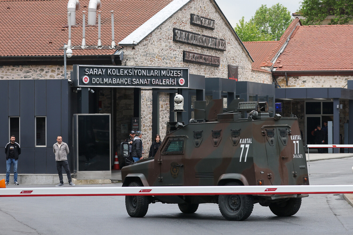 Бронированный автомобиль на территории дворца Долмабахче в Стамбуле в преддверии переговоров между делегациями России и Украины, 16 мая 2025 года    📷