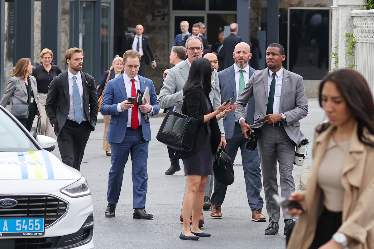 Американская делегация покидает территорию рабочего офиса президента Турции Долмабахче, где ожидается начало переговоров России и Украины, 16 мая 2025 года    📷