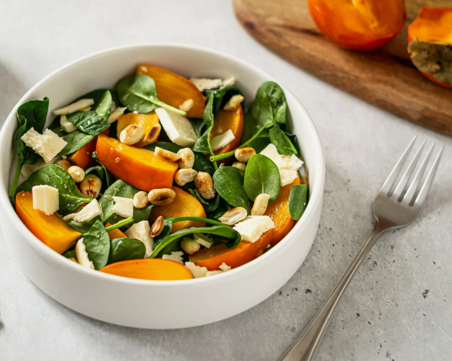 Салат с хурмой и шпинатом. Источник фото povar.ru